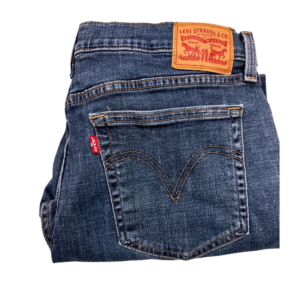 Levis Womens Boyfriend Jeans Size 32 Medium Wash Denim Mid Rise Relaxed Fit